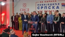 Siniša Karan proglašava pobjedu na prijevremenim izborima za predsjednika Republike Srpske, s rukovodstvom Saveza nezavisnih socijaldemokrata, u Banjaluci, 23. 11. 2025.