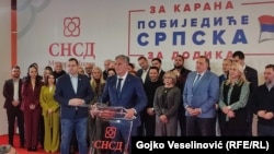 Siniša Karan sa vrhom SNSD-a proglašava pobjedu na izborima za predsjednika RS u Banjaluci, 23. 11. 2025.