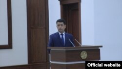 Фарҳод Умаров Бухоро вилояти ҳокими вазифасини вақтинча бажарувчи этиб тайинлангани тўғрисидаги президент фармони ўқиб эшиттирилди. Бухоро вилояти ҳокимлиги матбуот хизмати фотоси.