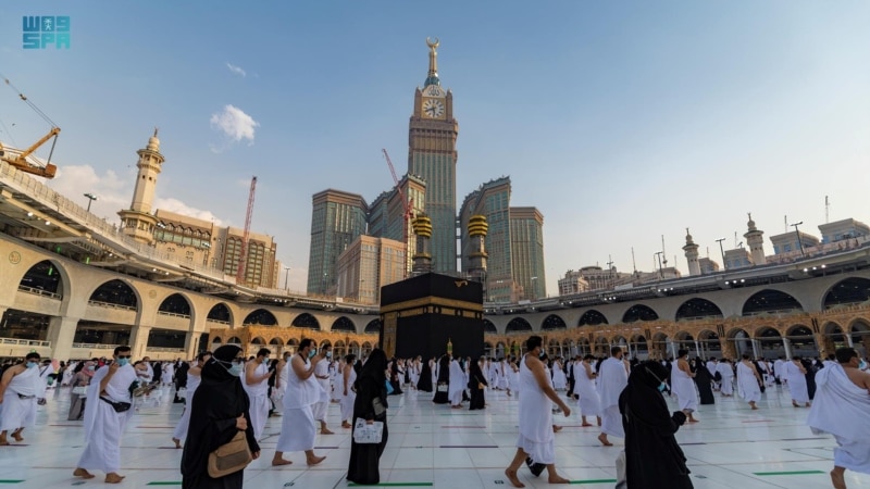 Arabia Saudite mbron vendimin për uljen e zërit të altoparlantëve në xhami