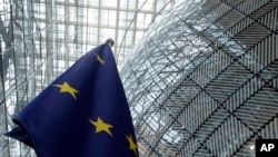 За даними видання, Європейська комісія обговорює з країнами-членами ЄС різні варіанти, включаючи надання військової підтримки Україні у вигляді позабюджетних грантів