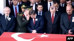 Власти Турции на траурной церемонии по погибшим при взрыве в Анкаре офицерам.