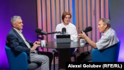 Analiștii politici Igor Boțan (stânga) și Nicolae Negru, în studioul Europei Libere, invitații permanenți ai Eugeniei Crețu la podcastul „Dincolo de Știri”