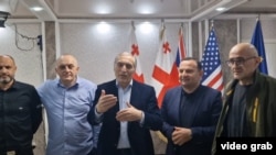 4 ოქტომბრის „მშვიდობიანი დამხობის“ საქმეზე ბრალდებული პირველი ათეული „წინასწარ პატიმრობაში“ დატოვეს.