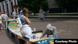 Каждый художник получает в качестве полотна для своего произведения один сегмент Лавки Мира. [Фото — <a href="http://museum.ru" target=_blank>«Музеи России»</a>]