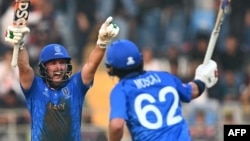 اېټالیايي وروڼه بیټران اینتني موسکا (کیڼ لوري ته) او جسټن موسکا د نیپال پر وړاندې بریال لمانځي - د فبرورۍ ۱۲مې انځور.