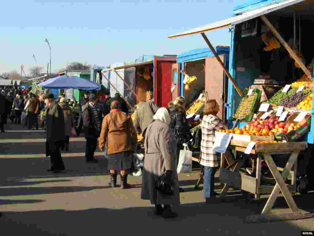 У гарадах Беларусі прайшлі кірмашы для нарыхтоўкі гародніны на зіму - Прудкоўскі рынак у Гомелі. Нарыхтоўкі на зіму. Садавіна. Гародніна