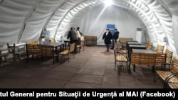 Tabără mobilă, instalată de autoritățile moldovene la punctul de trecere a frontierei Palanca, pe 18 decembrie 2025