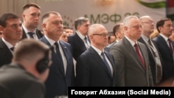 Алан Гаглоев, Сергей Кириенко и Бадра Гунба на открытии экономического форума