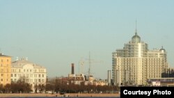 За последние годы изменяются привычные глазу, дорогие сердцу петербуржцев виды города: Петровская набережная