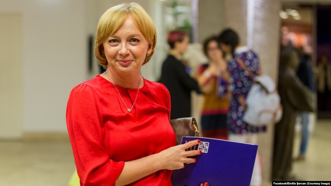 Jurnalista Emilia Șercan a arătat într-o anchetă publicată miercuri în Pressone că 42 din totalul de 138 de pagini din teza de doctorat a premierului Ciucă reprezintă material copiat din cărți sau alte teze de doctorat. 