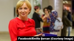 Jurnalista Emilia Șercan a primit mai multe premii internaționale de jurnalism grație investigațiilor sale legate de plagiate ale unor înalți oficiali, inclusiv șefi din Poliție și alte instituții de forță.