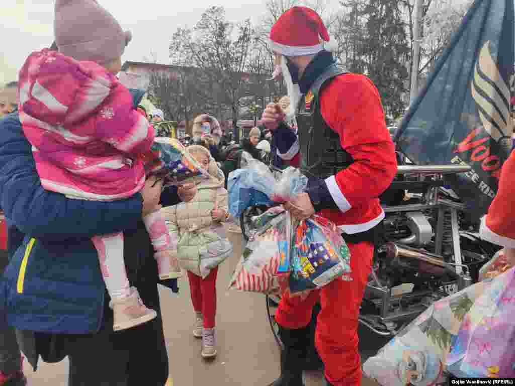 Djeda Mrazovi na motorima podijelili su više od 300 paketića mališanima na centralnom trgu u Banjaluci.