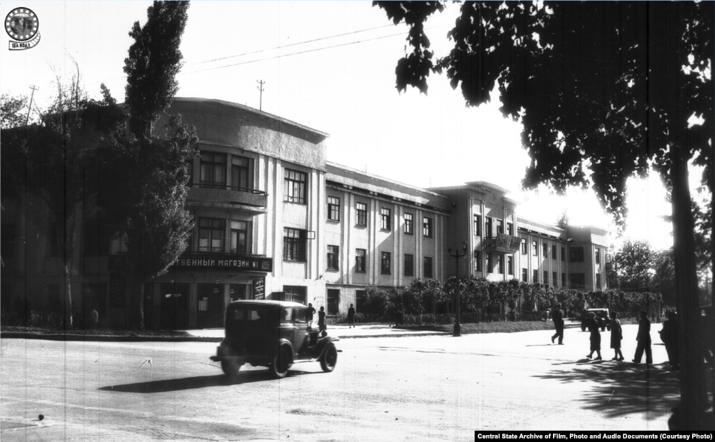 Здание правительства. 1947 год (слева).&nbsp;Первый Дом Наркоматов Казахской ССР был построен в 1934 году архитекторами Коростиным и Шевыревым. В нем располагалось несколько важных ведомств, в частности Наркомфин, Наркомзем и Наркомстрой. А там, где сейчас находится ресторан Ocean Basket, а до него было кафе &laquo;Солянка&raquo;, когда-то работали продовольственный магазин и пельменная. В 1980-х значительная часть здания (со стороны тогдашней улицы Фурманова, которую три года назад переименовали в проспект Назарбаева, в честь теперь уже бывшего президента Казахстана), сгорела &mdash; сохранилась лишь его часть со стороны Панфилова.&nbsp; 