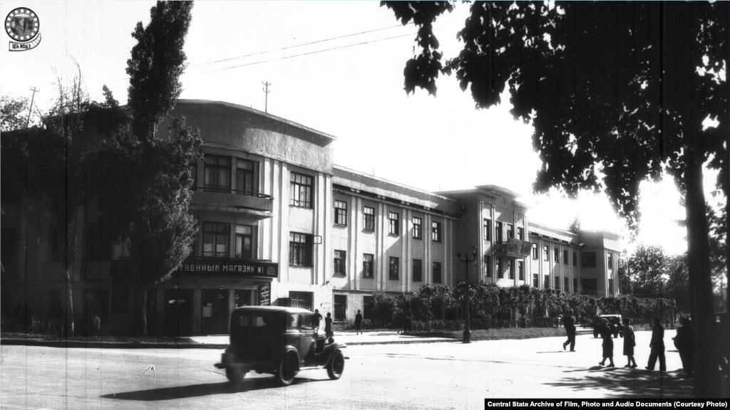 Здание правительства. 1947 год (слева).&nbsp;Первый Дом Наркоматов Казахской ССР был построен в 1934 году архитекторами Коростиным и Шевыревым. В нем располагалось несколько важных ведомств, в частности Наркомфин, Наркомзем и Наркомстрой. А там, где сейчас находится ресторан Ocean Basket, а до него было кафе &laquo;Солянка&raquo;, когда-то работали продовольственный магазин и пельменная. В 1980-х значительная часть здания (со стороны тогдашней улицы Фурманова, которую три года назад переименовали в проспект Назарбаева, в честь теперь уже бывшего президента Казахстана), сгорела &mdash; сохранилась лишь его часть со стороны Панфилова.&nbsp; 