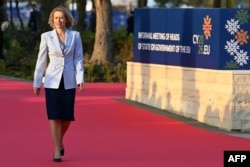 Kaja Kallas, Înaltul Reprezentant al UE și vicepreședinte pentru afaceri externe și politica de securitate, se îndreaptă spre locul de desfășurare a summitului informal al Consiliului European din Cipru, pe 23 aprilie 2026.