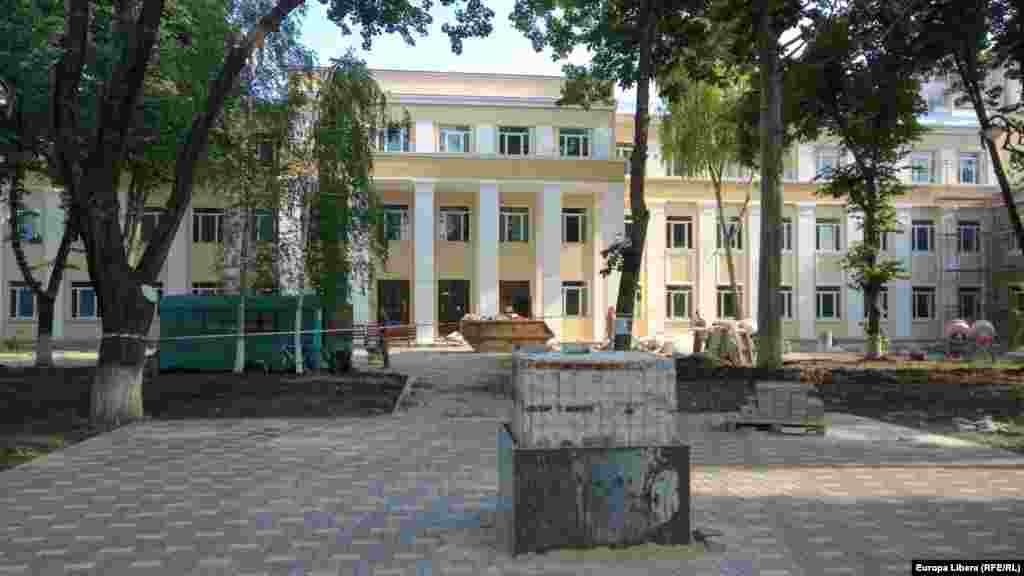 Monumentul lui Taras Șevcenko din fata Universității de la Tiraspol a fost scos de pe soclu pentru renovări făcute din Fondul Investițiilor capitale gestionat direct de Vadim Krasnoselski