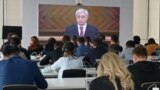 Журналистер Қазақстан президенті Қасым-Жомарт Тоқаевтың парламентте жариялаған халыққа жолдауын Қазмедиа орталығында тыңдап отыр. Нұр-Сұлтан (қазіргі Астана), 1 қыркүйек, 2021 жыл.