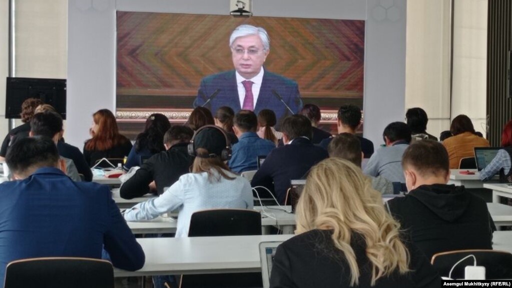 Журналисты в отдельном помещении смотрят и слушают выступление президента Казахстана