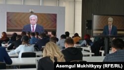 Журналисты в Казмедиацентре слушают выступление президента в парламенте 