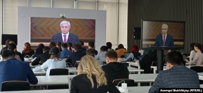 Журналисты слушают обращение президента Казахстана Касым-Жомарта Токаева к нации в Казмедиа-центре парламента. 1 сентября 2021 года. Фото из архива