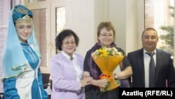 Гөлсинә Ниязова (уңнан икенче)