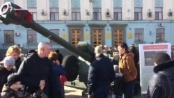 В «День защитника Отечества» военную технику выставили перед памятником Ленина в Симферополе (видео)