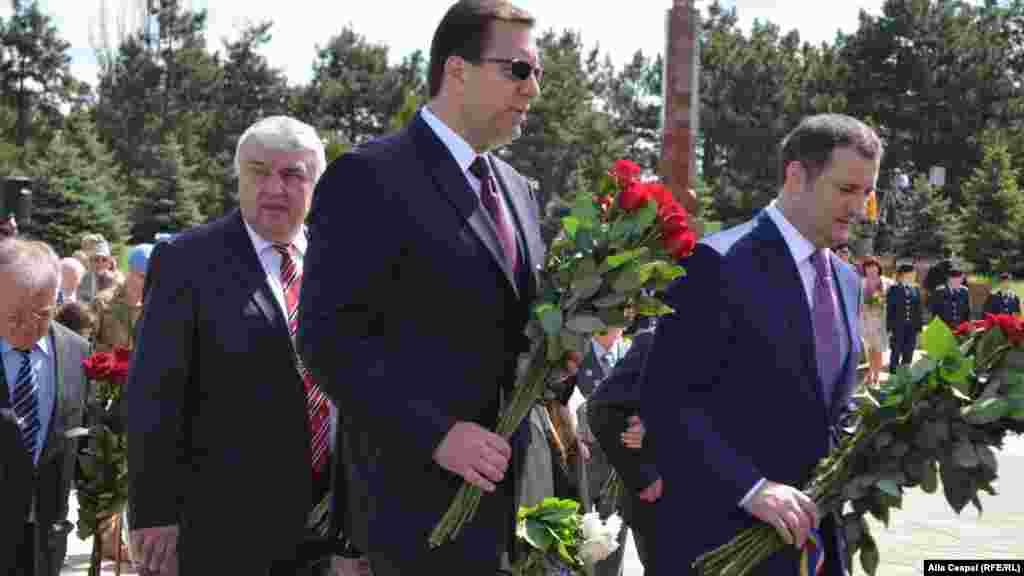 Liderii partidelor coaliției de guvernare...