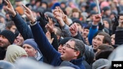 Renato Usatîi (în centru) și susținătorii săi la un protest în fața Parlamentului, 21 ianuarie 2016