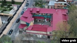 Посольство Азербайджана (слева) и двор, который готовят к сносу