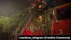 მეხანძრეები აქრობენ ოდესაზე რუსეთის მორიგი შეტევის შედეგად ერთ-ერთ სახლში გაჩენილ ხანძარს. 2024 წლის 15 ნოემბერი
