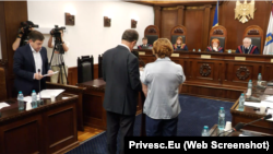 Reprezentantul Parlamentului, Radu Radu (stânga) pune întrebări reprezentantului Găgăuziei, Gheorghi Leiciu (în centru, cu spatele). Curtea Constituțională, 8 iulie 2026