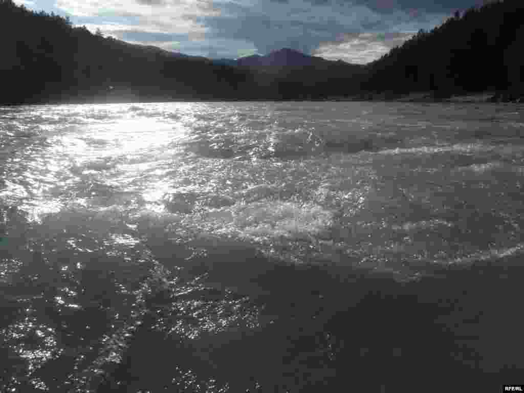 Russia – Altay region, river, landscape, boat, rafting, forest, 10Jun2008