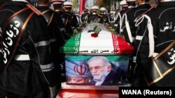 جنازه محسن فخری‌زاده روز دوشنبه تشییع و در امامزاده صالح به خاک سپرده شد.