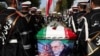 Pjesëtarë të forcave iraniane bartin arkivolin e shkencëtarit Mohsen Fakhrizadeh gjatë ceremonisë së varrimit në Teheran më 30 nëntor. 