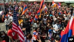 Байдендин билдирүүсүн колдоп чыккан армяндар. Калифорния. 24-апрель, 2021-жыл.