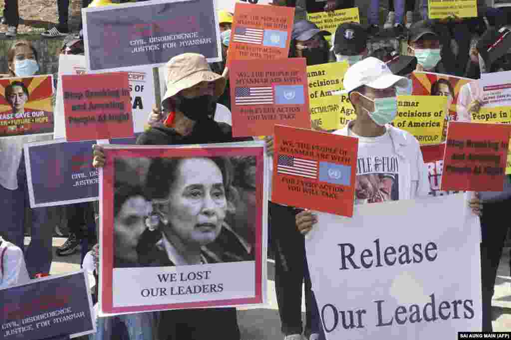 Протестувальники тримають плакати із зображенням затриманої лідерки М&#39;янми Аун Сан Су Чжі і вимагають її звільнення під час демонстрації проти військового перевороту перед посольством США в Янгоні, 16 лютого 2021 року