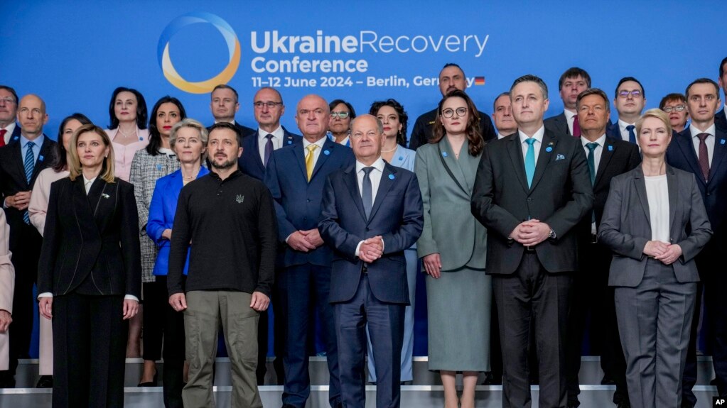 Presidenti ukrainas, Volodymyr Zelenskiy (i dyti nga e majta), kancelari gjerman Olaf Scholz (në mes), dhe pjesëmarrës të tjerë pozojnë për një fotografi në Berlin, 11 qershor 2024.