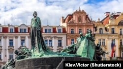 مجسمه و یادمان یان هوس، اثر لادیسلاو سالون، سال ۱۹۱۵ در میدان بخش تاریخی پراگ نصب شد