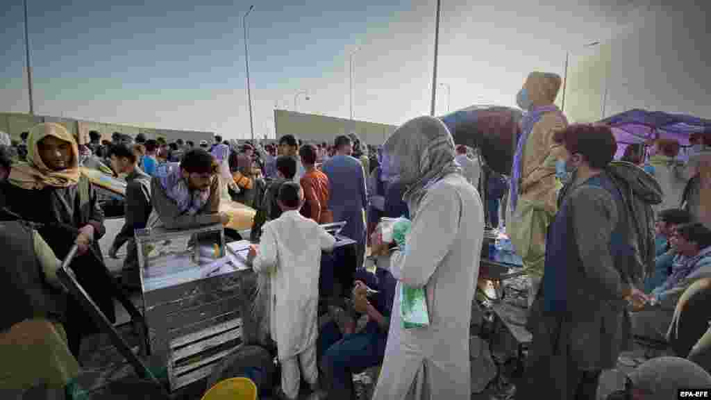 Пока из Афганистана эвакуируют иностранных военных и сотрудников западных организаций, тысячи людей ждут своего шанса за стеной аэропорта.