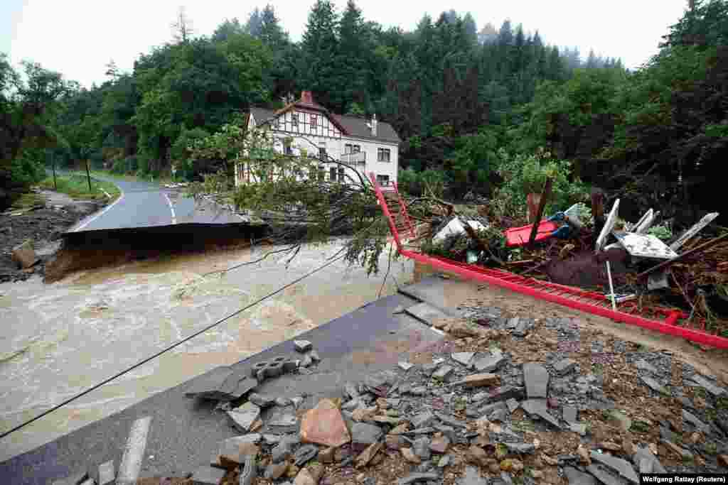 Uništeni put pored rijeke Ahr na poplavljenom području nakon obilnih kiša u Schuldu u Njemačkoj, 15. jula 2021. godine.