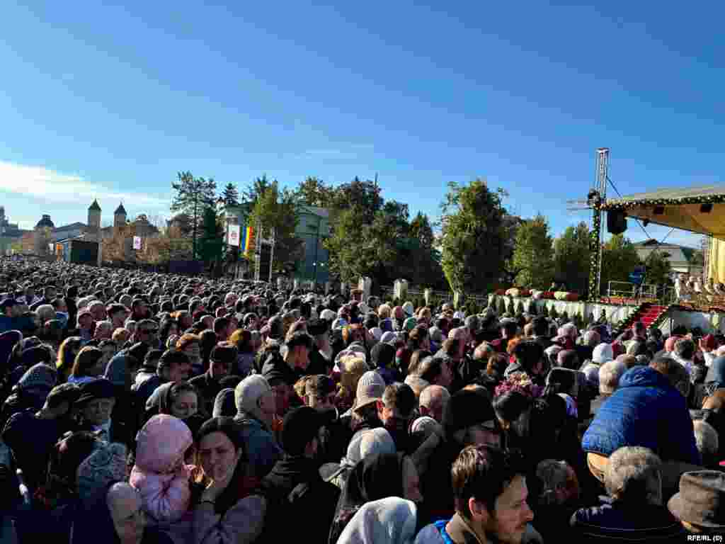 Bunici, părinți, copii asistă luni, la Sfânta Liturghie de la Catedrala Mitropolitană din Iaşi, prilejuită de hramul Sfintei Cuvioase Parascheva.