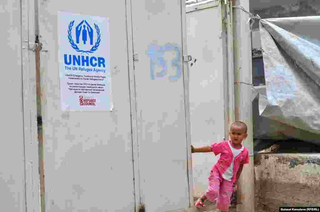 Муножотхон уйининг ёнидан узоққа кетмайди.