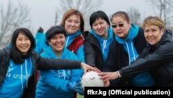 Футболчу кыздарга каршы жашыл майсаңга Жогорку Кеңештин депутаты <strong>Аида Исмаилова, </strong>Эмгек жана социалдык жактан өнүктүрүү боюнча министрдин орун басары <strong>Ализа Солтонбекова, </strong>Кыргызстандын аялдар футболу боюнча Ассоциациясынын президенти Бермет Төлөгөнова, экс-вице-мэр <strong>Айгүл Рыскулова, </strong>ырчы <strong>Гүлнара Тойгонбаева </strong>жана бир катар ишкер айымдар чыкты.