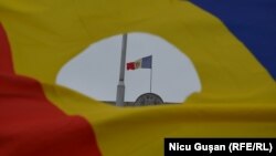 La un protest în fața clădirii CEC