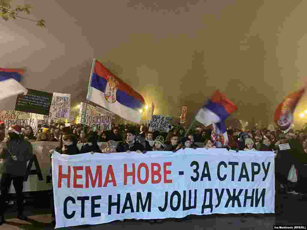 Ndryshe ka qenë pamja në Beograd. Në qendër të qytetit, studentët kanë protestuar, sikur edhe shumë ditë tjera. Duke konsideruar që nuk ka arsye për festë, ata kanë marshuar me kërkesë për publikim të dokumentacionit të plotë për tragjedinë e nëntorit në Novi Sad, ku si pasojë e rrëzimit të kulmit të betonit në një stacion hekurudhor, janë vrarë 15 persona. Ata shihen duke mbajtur mbishkrimin &ldquo;Nuk ka Vit të Ri. Na e keni borxh ditën e fundit&rdquo;. &nbsp;