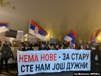 Ndryshe ka qenë pamja në Beograd. Në qendër të qytetit, studentët kanë protestuar, sikur edhe shumë ditë tjera. Duke konsideruar që nuk ka arsye për festë, ata kanë marshuar me kërkesë për publikim të dokumentacionit të plotë për tragjedinë e nëntorit në Novi Sad, ku si pasojë e rrëzimit të kulmit të betonit në një stacion hekurudhor, janë vrarë 15 persona. Ata shihen duke mbajtur mbishkrimin &ldquo;Nuk ka Vit të Ri. Na e keni borxh ditën e fundit&rdquo;. &nbsp;