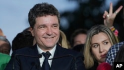 Nicușor Dan, bucurându-se în mijlocul suporterilor săi, la aflarea știrii că este pe cale să devină președinte al României, București, 18 mai 2025 