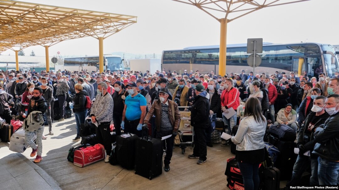 Aglomerație în aeroportul Cluj la plecare spre Germania a muncitorilor sezonieri