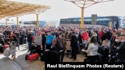 Aglomerație în aeroportul Cluj la plecare spre Germania a muncitorilor sezonieri